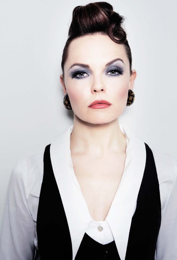 Avantgarde Make-up Das ausdrucksvolle Make-up betont die markanten Gesichtszüge der Lady